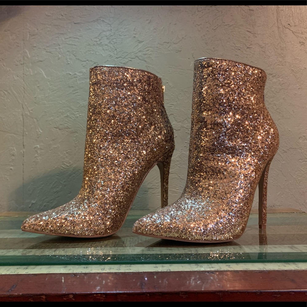 Super sparkly pointed heels 👠